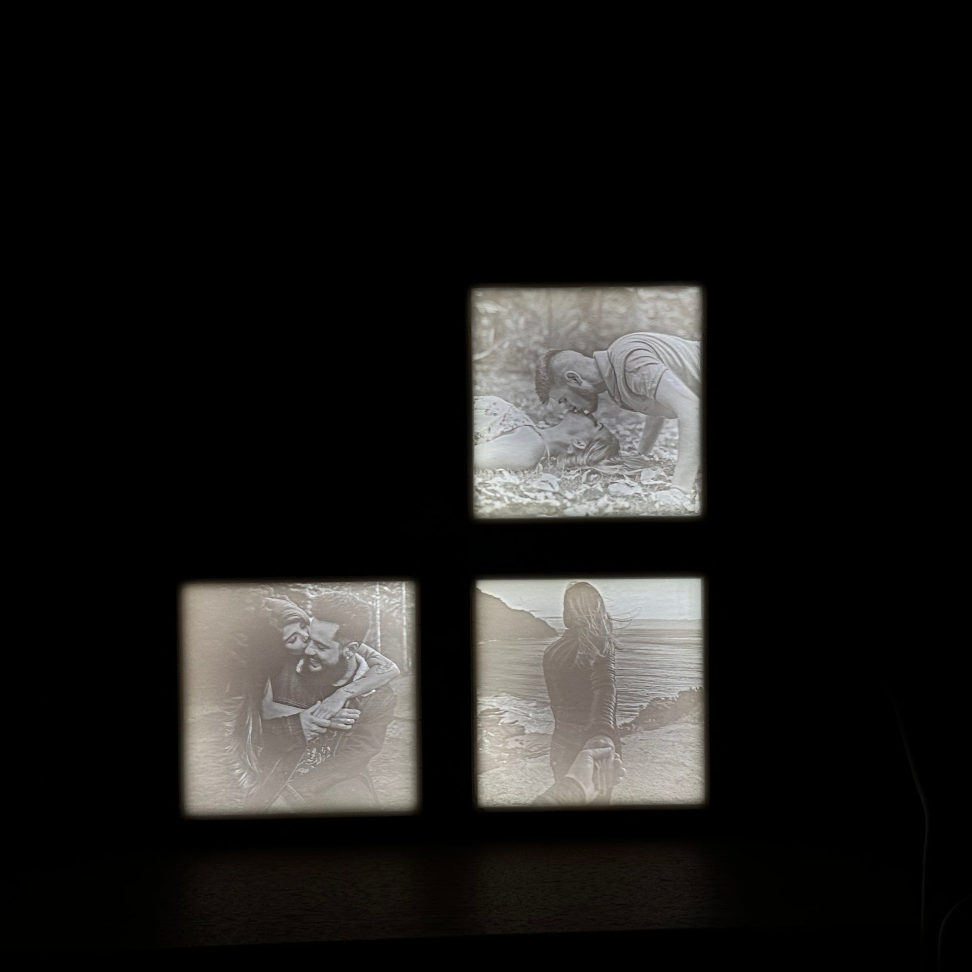 Drie verlichte fotoframes in L-vormige opstelling, met 3D-geprinte lithofane foto's van verliefde koppels – sfeervol verlicht voor een warme, persoonlijke uitstraling.