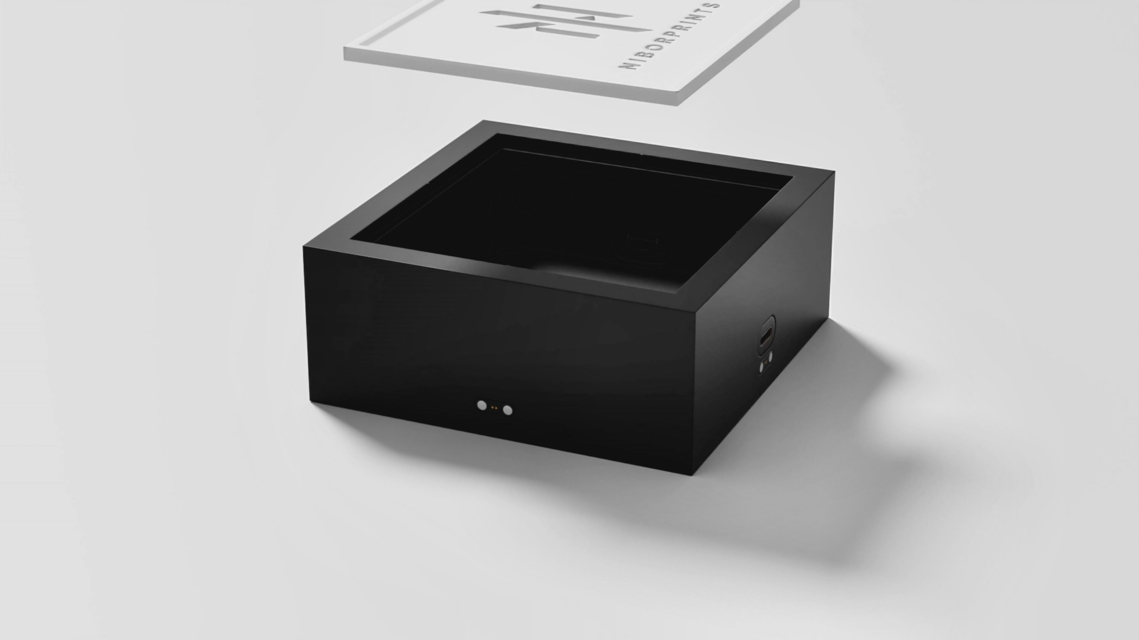 Video laden: Demonstratie van een verlicht FotoFrame met 3D-geprinte lithofane foto. Zodra het licht wordt ingeschakeld via stroomtoevoer, verschijnt het reliëfbeeld helder en sfeervol. De frames zijn onderling magnetisch koppelbaar, waardoor je meerdere foto&#39;s naadloos naast elkaar kunt presenteren. Werkt via USB-C voeding en is perfect voor gepersonaliseerde echo&#39;s, portretten of andere dierbare herinneringen.